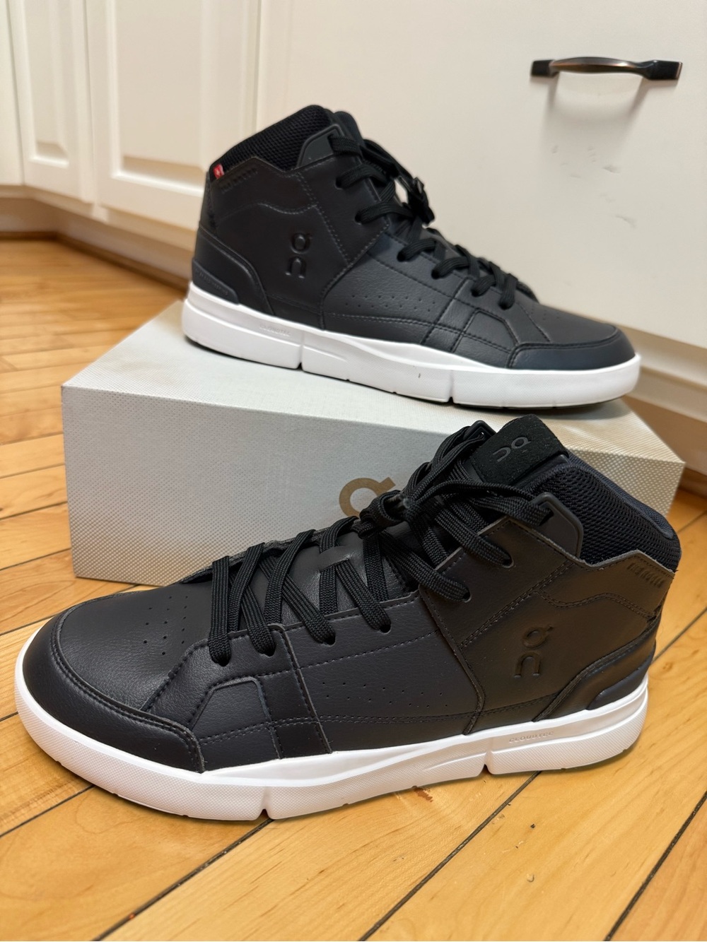 New In Box On Cloud The Roger Clubhouse Mid Black & Eclipse Womens 10.5